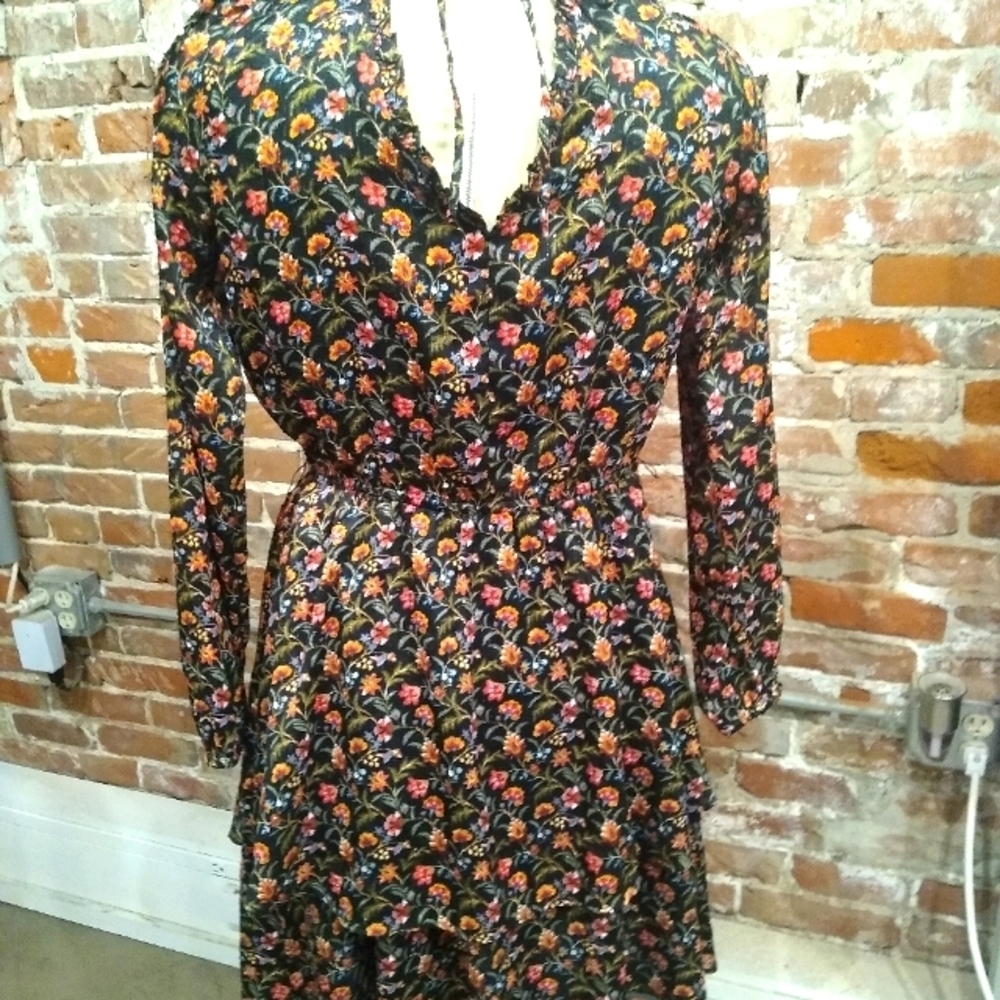 Loft Floral Long Sleeved Tiered Keyhole Back Ruffle Dress - Picture 4 of 10